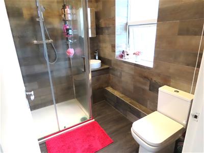 EN-SUITE SHOWER ROOM / WC